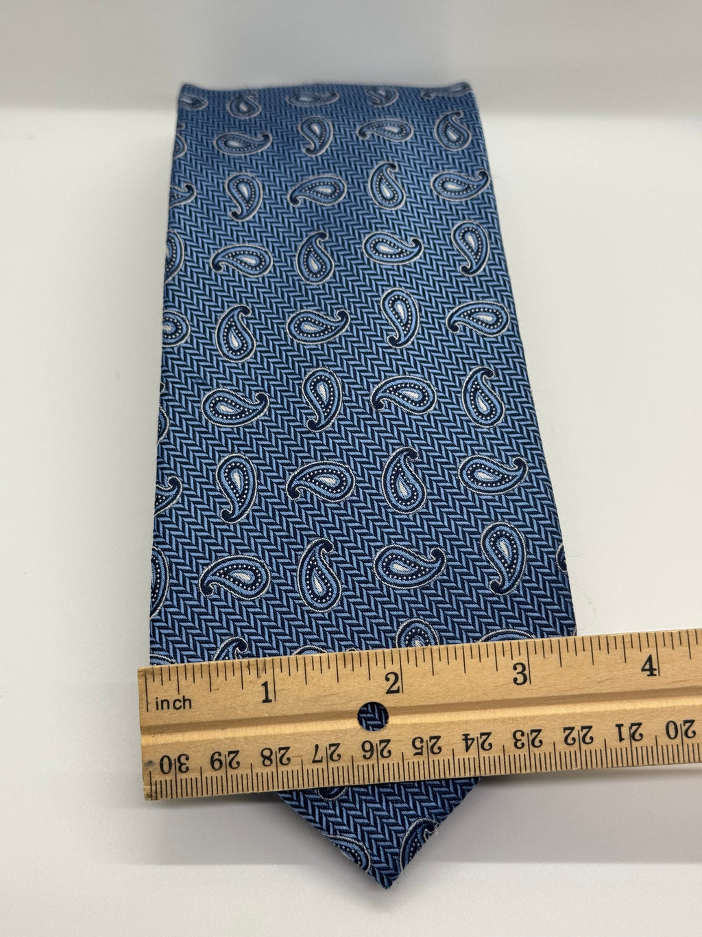 Roundtree & Yorke Blue Paisley Silk Tie – Handmade Herringbone Pattern