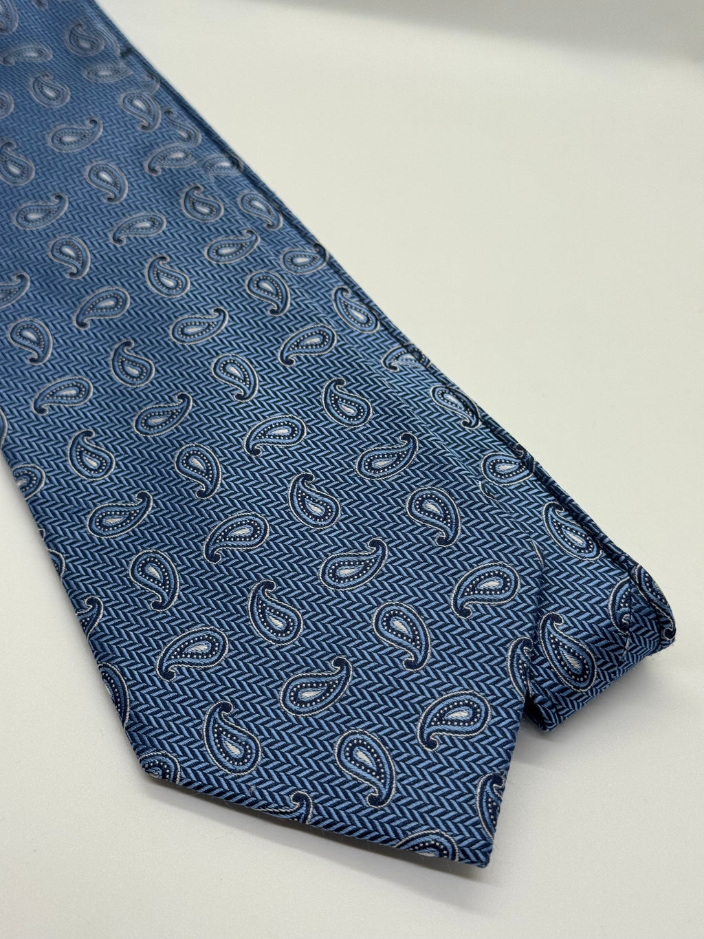Roundtree & Yorke Blue Paisley Silk Tie – Handmade Herringbone Pattern