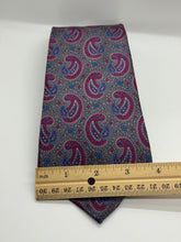 Load image into Gallery viewer, Golden Wreath Tie

